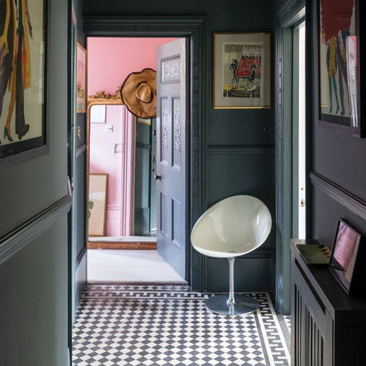 Intérieur peint avec Farrow & Ball Down Pipe, gris plomb élégant