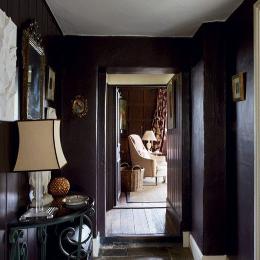 Intérieur peint avec Farrow & Ball Mahogany, brun profond et élégant