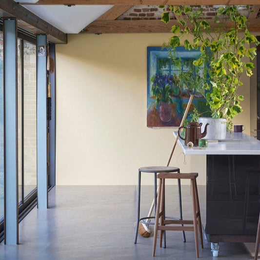 Intérieur peint Farrow & Ball Hay, jaune doux et naturel