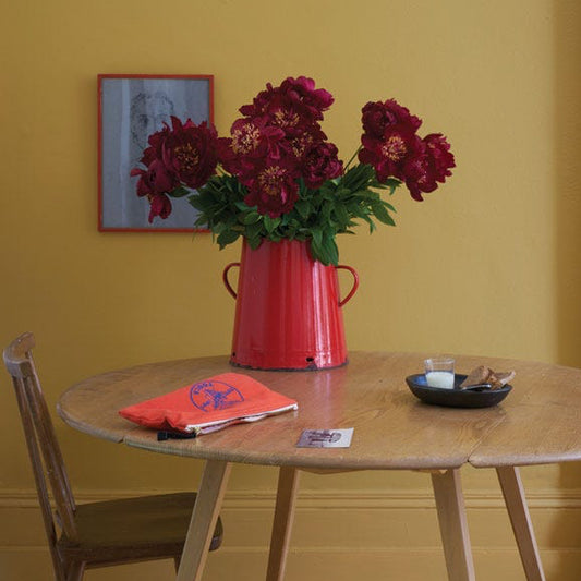 Intérieur peint avec Farrow & Ball India Yellow, jaune profond et chaud