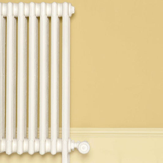 Intérieur peint avec Farrow & Ball Dorset Cream, jaune traditionnel chaud