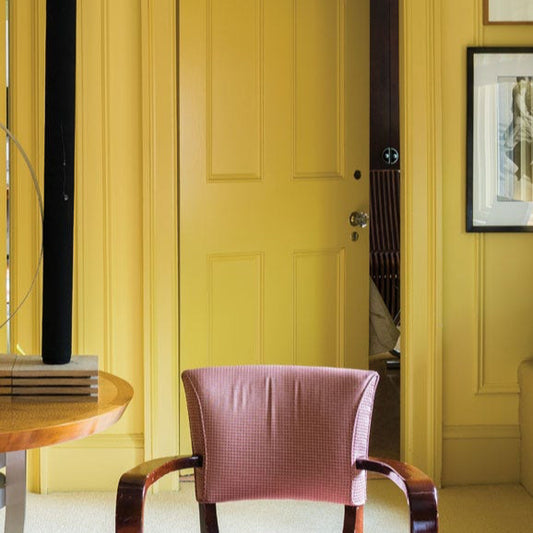 Intérieur peint en Farrow & Ball Citron, jaune méditerranéen lumineux