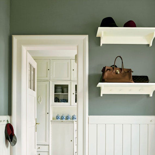 Intérieur peint avec Farrow & Ball Card Room Green, vert grisé élégant