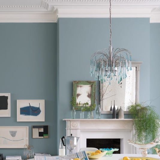 Intérieur peint avec Farrow & Ball Oval Room Blue, bleu grisé feutré