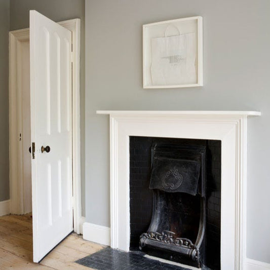 Intérieur peint avec Farrow & Ball Lamp Room Gray, bleu gris