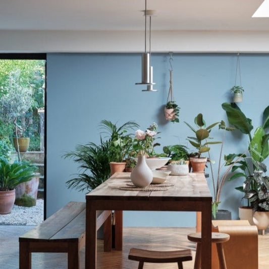 Intérieur peint avec Farrow & Ball Lulworth Blue, bleu doux