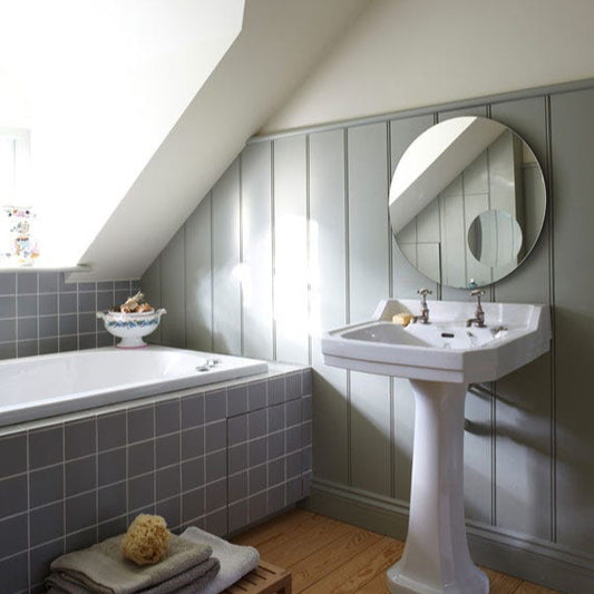 Salle de bain peinte avec Farrow & Ball Blue Gray, bleu-gris subtil