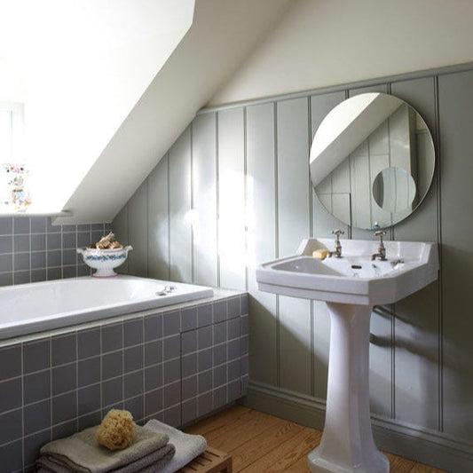 Salle de bain peinte avec Farrow & Ball Blue Gray, bleu-gris subtil