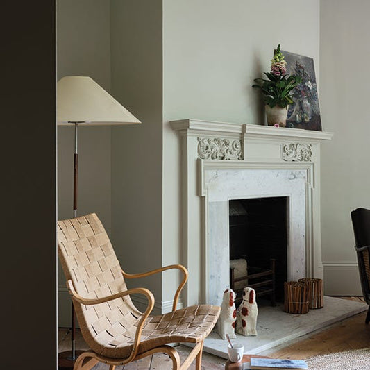 Intérieur peint avec Farrow & Ball Ash Grey, gris vert doux et changeant