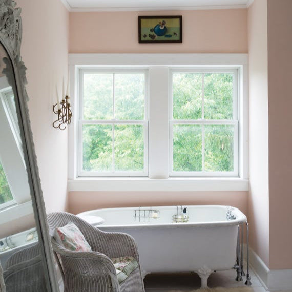 Salle de bain peinte avec Farrow & Ball Pink Ground, rose doux et chaleureux
