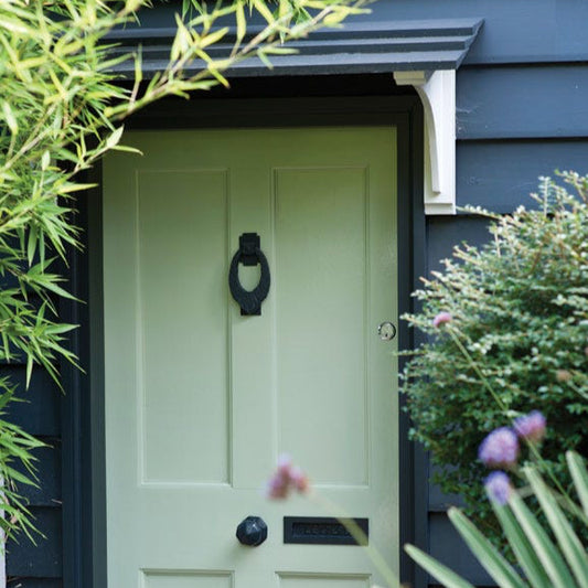 Porte peinte avec Farrow & Ball Green Ground, vert clair apaisant