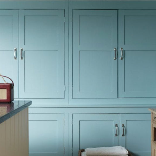 Intérieur peint avec Farrow & Ball Blue Ground, bleu joyeux et lumineux