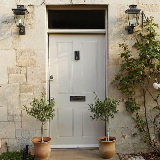 Porte peinte avec Farrow & Ball Stony Ground, beige pierre élégant
