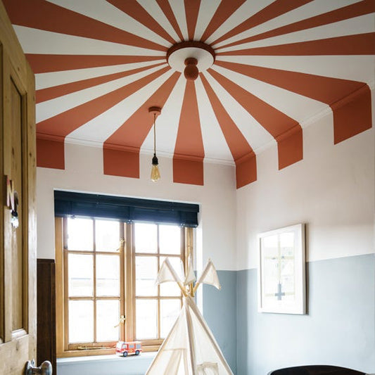 Plafond peint avec Farrow & Ball Blazer, rouge vibrant et chaleureux