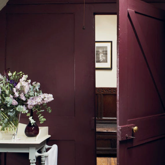 Intérieur peint avec Farrow & Ball Brinjal, pourpre profond et élégant