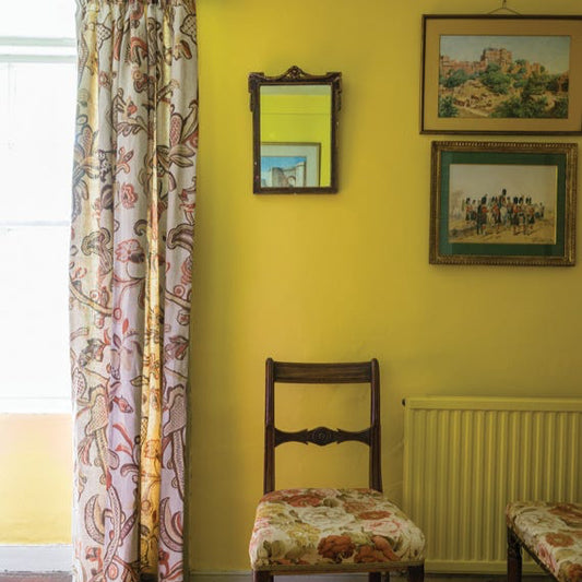 Intérieur peint avec Farrow & Ball Babouche, jaune lumineux et moderne