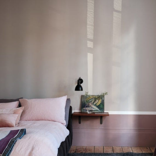 Chambre peinte avec Farrow & Ball Elephant's Breath, gris doux aux nuances lilas