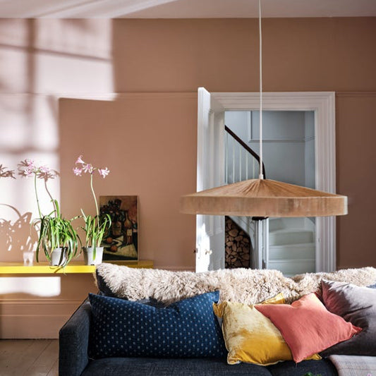 Intérieur peint avec Farrow & Ball Setting Plaster, rose marron chaud et subtil