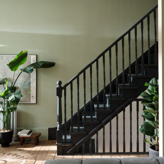 Intérieur peint avec Farrow & Ball Vert De Terre, vert doux aux nuances bleutées