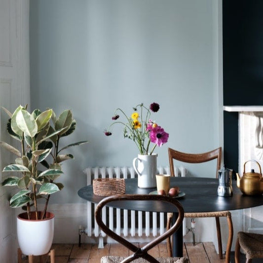 Intérieur peint avec Farrow & Ball Borrowed Light, bleu pâle doux et classique