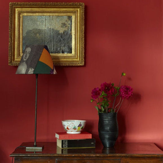 Intérieur peint avec Farrow & Ball Incarnadine, pourpre riche et glamour