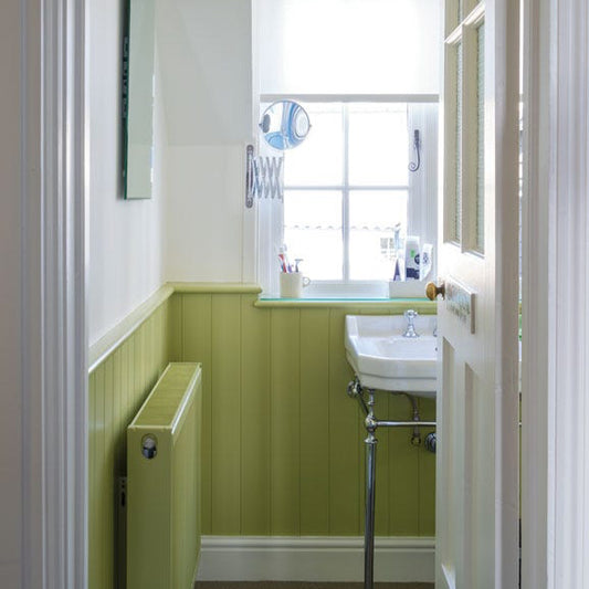 Intérieur peint avec Farrow & Ball Churlish Green, vert audacieux à base de jaune