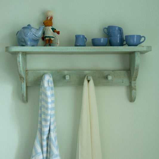 Intérieur peint avec Farrow & Ball Pavilion Blue, bleu gris pâle élégant