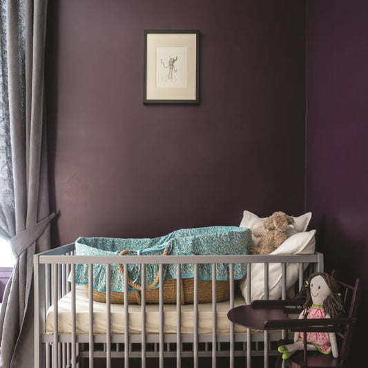 Intérieur peint avec Farrow & Ball Pelt, pourpre riche et profond