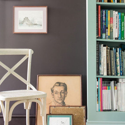 Intérieur peint avec Farrow & Ball Tanner's Brown, brun presque noir