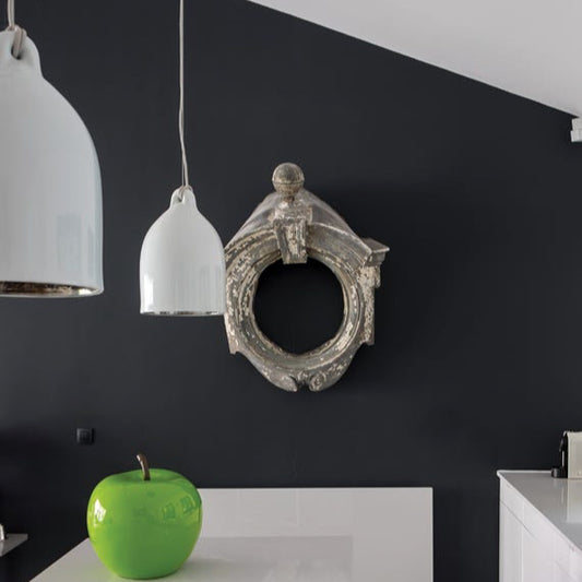Intérieur peint avec Farrow & Ball Pitch Black, noir intense