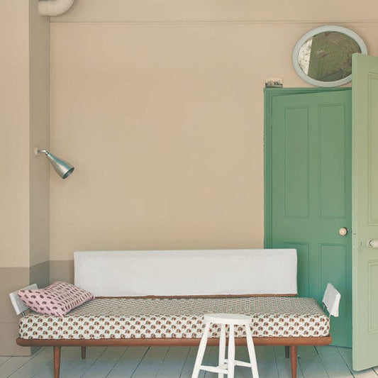 Intérieur peint avec Farrow & Ball Oxford Stone, taupe neutre chaud