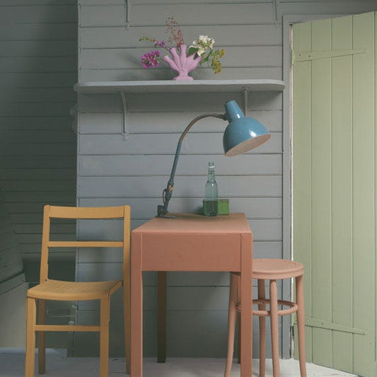 Intérieur peint avec Farrow & Ball Manor House Gray, gris demi-teinte frais et propre