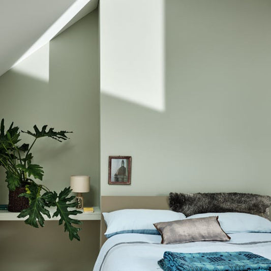 Intérieur peint avec Farrow & Ball Mizzle, vert gris clair naturel