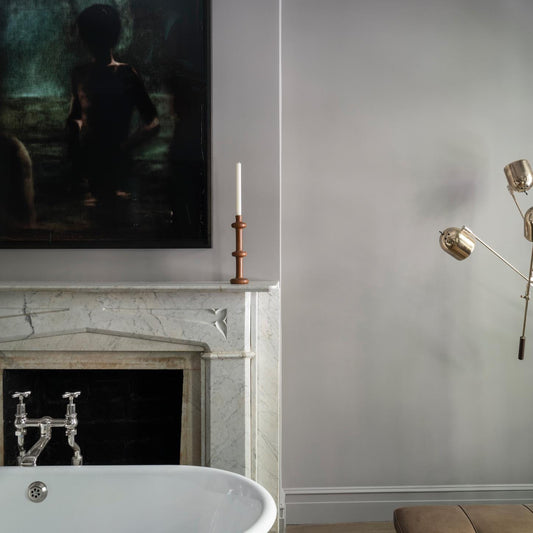 Intérieur peint avec Farrow & Ball Dove Tale, gris chaud et sophistiqué