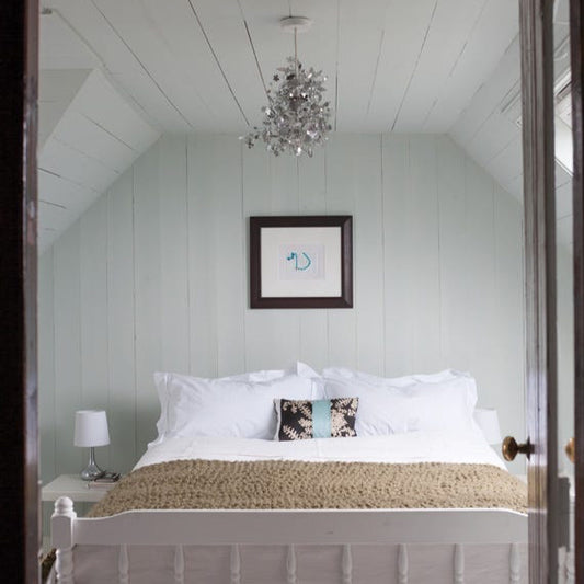 Intérieur peint avec Farrow & Ball Cabbage White, blanc bleu doux