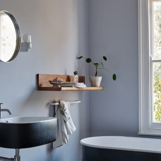 Salle de bain peinte avec Farrow & Ball Calluna, pourpre lilas délicat