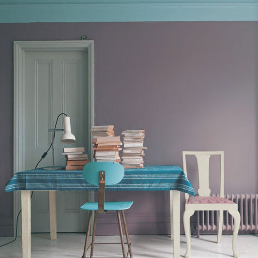 Intérieur peint avec Farrow & Ball Brassica, lavande sophistiquée aux nuances grises