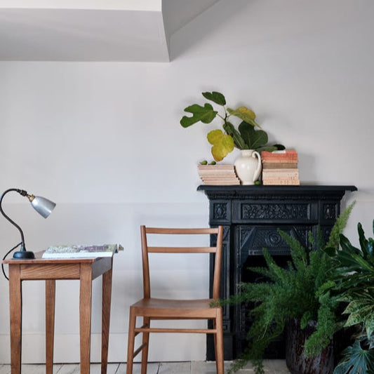 Intérieur peint avec Farrow & Ball Ammonite, gris clair neutre et raffiné