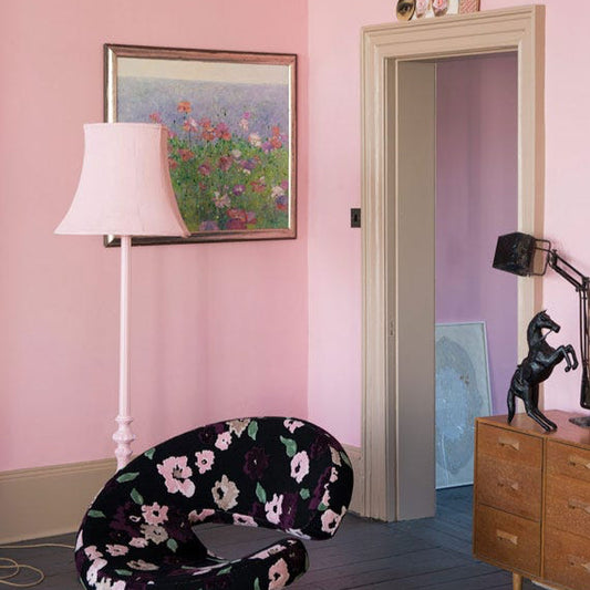 Intérieur peint avec Farrow & Ball Nancy's Blushes, rose doux et chic