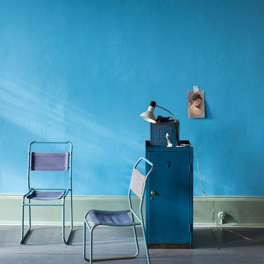 Intérieur peint avec Farrow & Ball St Giles Blue, bleu intense et lumineux