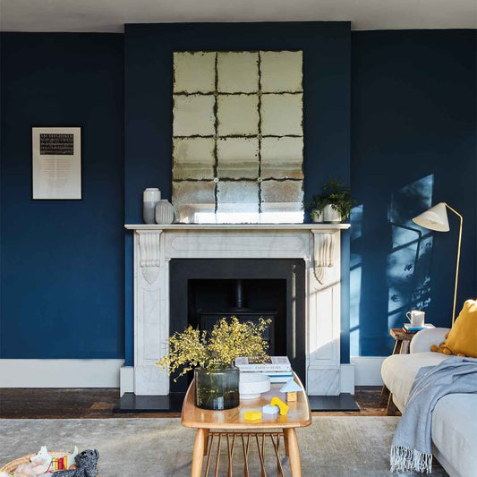 Intérieur peint avec Farrow & Ball Stiffkey Blue, bleu marine profond