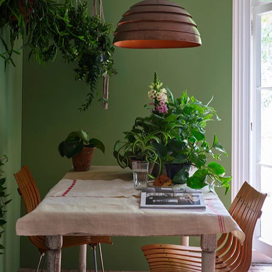 Intérieur peint avec Farrow & Ball Yeabridge Green, vert frais classique