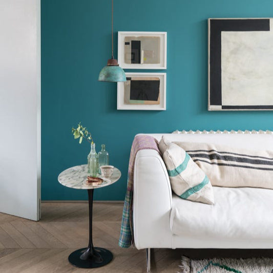 Intérieur peint avec Farrow & Ball Vardo, bleu sarcelle vibrant