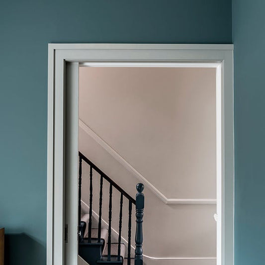 Intérieur peint avec Farrow & Ball Inchyra Blue, bleu-gris profond et changeant