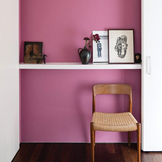 Intérieur peint avec Farrow & Ball Rangwali, rose vibrant intense