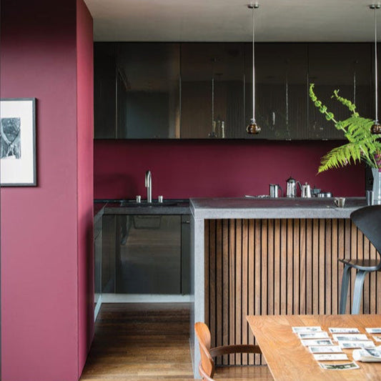Intérieur peint avec Farrow & Ball Preference Red, rouge profond traditionnel