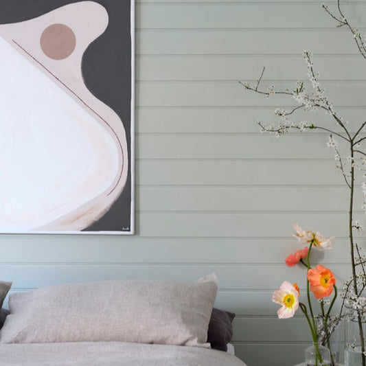 Chambre peinte avec Farrow & Ball Eddy, gris doux et naturel