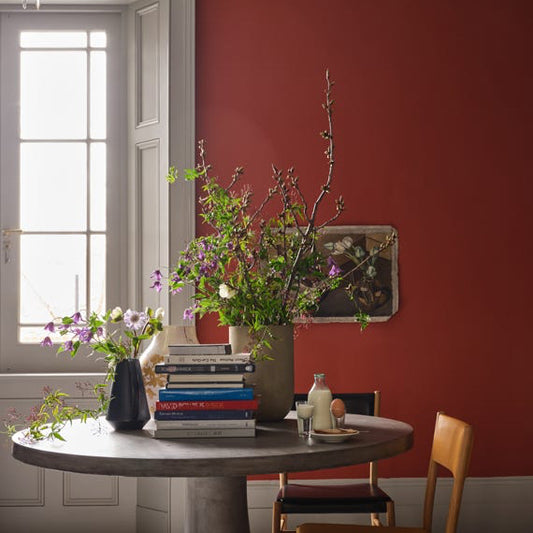 Intérieur peint avec Farrow & Ball Bamboozle, rouge vif et chaleureux