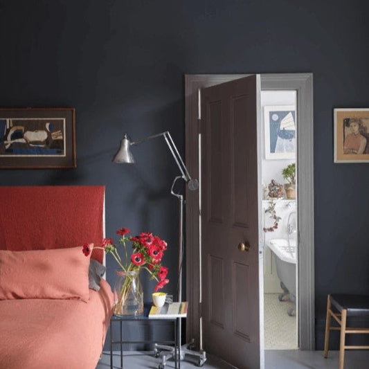 Intérieur peint avec Farrow & Ball Hopper Head, gris anthracite profond