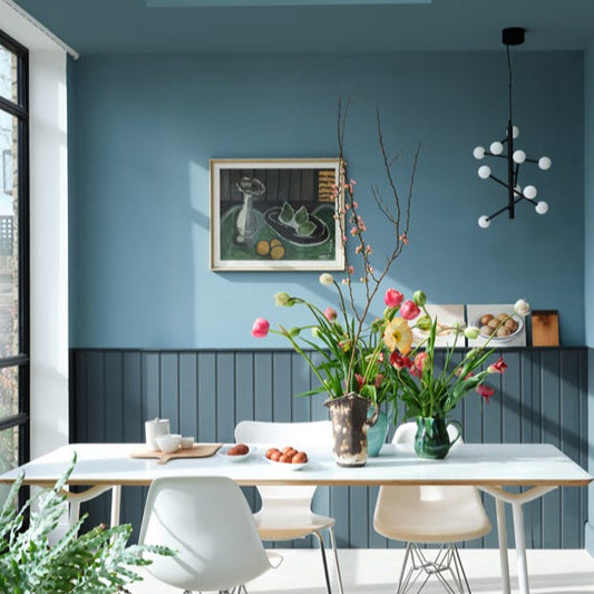 Intérieur peint avec Farrow & Ball Selvedge, bleu doux et apaisant